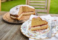 Victoria sponge cake with jam, buttercream, icing sugar and colourful sugar pearls — Stock Photo
