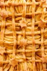 Яблочный пирог с решетчатой начинкой и кондитерскими звездами (детали) — стоковое фото