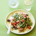 Салат со свежими фруктами и овощами на тарелке с красным перцем на белом блюде — стоковое фото