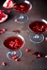 Pomegranate liqueur with pomegranate seeds in cocktail glasses — Stock Photo
