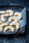 Biscotti vegani alla vaniglia a mezzaluna a base di mandorle e pistacchi — Foto stock