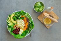 Salat mit Mozzarella, Avocado, Gurke, roten Bohnen, Mandeln und Minze — Stockfoto