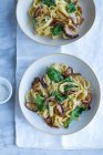 Fettuccine with spinach, mushrooms and caramelised onions — Stock Photo