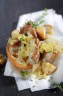 Нюрнбергские сосиски с горчицей и квашеной капустой на булочке — стоковое фото