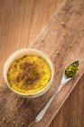 Arroz de azafrán persa con pistachos y canela en polvo - foto de stock