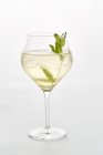 Ein Glas Hugo (Prosecco mit Minze und Holunderblütensirup)) — Stockfoto