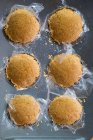 Tartas de pastel de queso en una bandeja de magdalenas - foto de stock