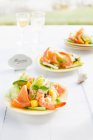 Салат Айсберг з креветками, копченим лососем і манго — стокове фото