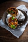 Vegane Tortilla-Wraps gefüllt mit gezogenen Jackfrüchten, getrockneten Tomaten, roten Zwiebeln, Gurken und Salat — Stockfoto