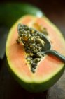 Mezza papaia con semi (primo piano) — Foto stock