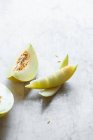 Frische reife geschnittene Birne in der Küche — Stockfoto