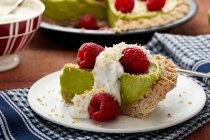 Vegan avocado and lime tart with raspberries — Stock Photo