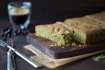 Tarta de matcha hecha de almendras y té verde - foto de stock