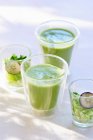 Gazpacho verde en un vaso - foto de stock