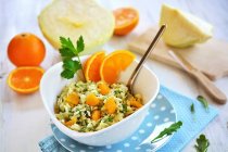 Krautsalat mit orangen Stücken — Stockfoto