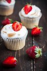 Meringues topped Cupcakes with fresh strawberries — Stock Photo