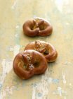 Tres pretzels suaves vista de cerca - foto de stock