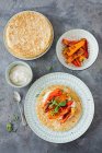 Vegane Pfannkuchen mit gegrillter Paprika und Cashew-Frischkäse — Stockfoto