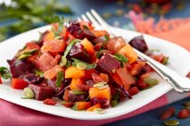 Салат из веганской свеклы с морковью и тыквенными семечками — стоковое фото