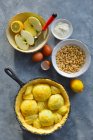 Zutaten für Apfelkuchen, hausgemachter Apfelkuchen mit Mandeln — Stockfoto