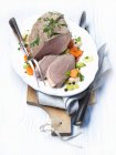 Prime Vienna-style boiled beef, sliced on a serving platter — Stock Photo