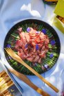 Ein Picknicksalat mit grünen Bohnen und Rindfleisch — Stockfoto