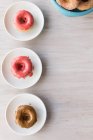 Домашні пончики з різними кольоровими скліннями — стокове фото