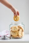 Cookies au chocolat blanc et macadamia — Photo de stock