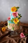 Гавайський торт, прикрашений квітами — стокове фото