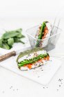 Sushi sandwiches with spinach, peppers, mange tout, black sesame seeds and peanuts (Japan) — Stock Photo