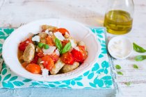 Auberginengnocchi mit frischen Tomaten und Basilikum — Stockfoto
