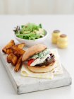 Un hamburger aux champignons avec chips et salade — Photo de stock
