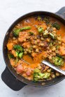 Garbanzo y calabaza curry en una olla de cocción - foto de stock