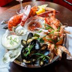 Fresh seafood platter with red lobster, langoustine, prawns, mussels, oysters, clams, with a tartare and sweet chilli sauce — Stock Photo