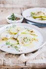 Salada de pêra e gorgonzola com molho de mel e nozes — Fotografia de Stock