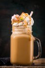 Ein Freak Shake mit Kaffee, Sahne und bunten Süßigkeiten — Stockfoto