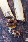 Pasteles de filo de baklava rellenos de chocolate de los Balcanes, Cercano Oriente - foto de stock