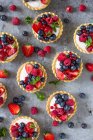 Mini crostate con crema di vaniglia e frutta estiva viste dall'alto — Foto stock