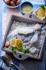Peixe cozido em crosta de sal com limões e ervas — Fotografia de Stock