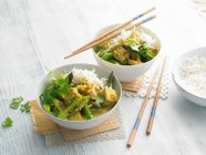 Curry amarillo con tofu y espárragos verdes - foto de stock