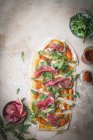 Hausgemachte Pizza mit Schinken und Ruccola — Stockfoto