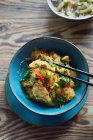 Pavo con fideos de arroz, verduras y perejil - foto de stock