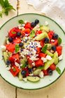 Salada de melancia com mirtilos, feta, pepino, manjericão e flores de milho — Fotografia de Stock
