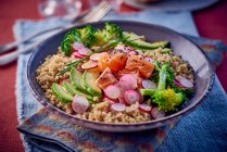 Зерновий салат з лососем, авокадо та брокколі — стокове фото