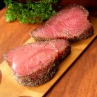 Deux steaks au thon avec revêtement au poivre noir — Photo de stock