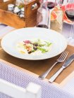 Ravioli mit Pistazien, Gorgonzola, Walnüssen und Brokkoli auf einem Gartentisch — Stockfoto