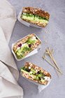 Sandwiches con pepino, queso feta y hummus - foto de stock