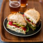 Sandwiches mit Huhn, Speck und Roquefort mit Bier — Stockfoto