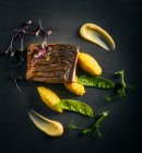 Risotto, gebratener Fisch und Mangetout — Stockfoto