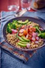 Ensalada de cereales con salmón, aguacate y brócoli - foto de stock